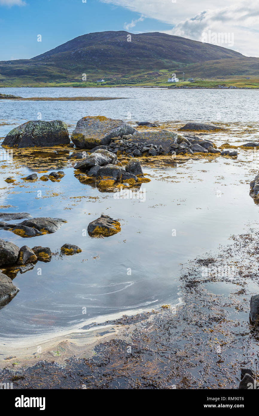 L'eau polluée et côte rocheuse Banque D'Images