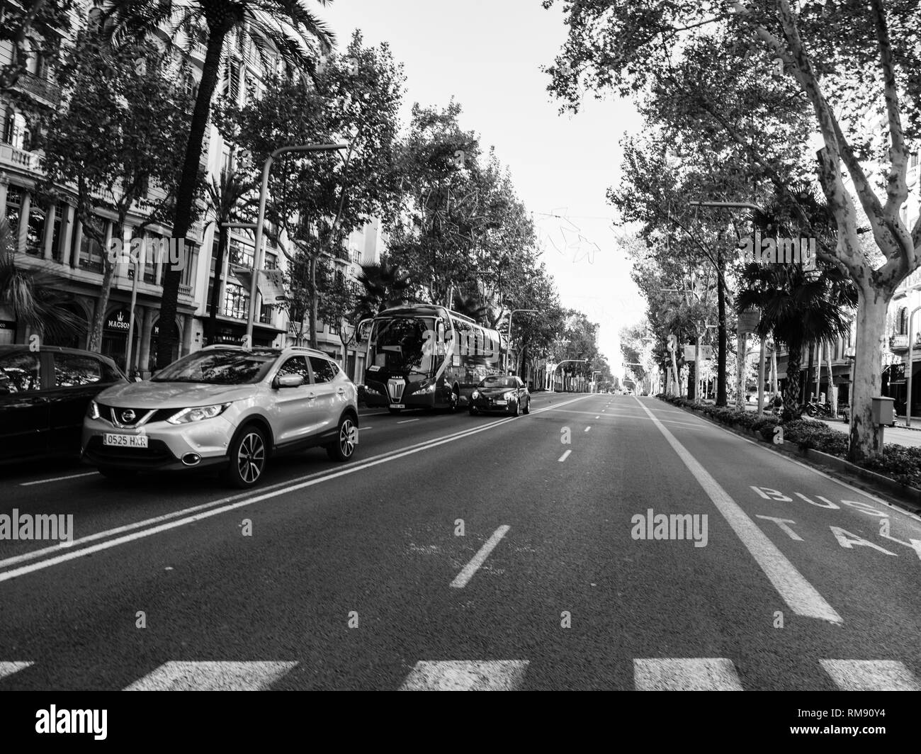 Barcelone, Espagne - Nov 12, 2017 : Barcelone boulevard avec vue flou artistique de voitures et bus Banque D'Images