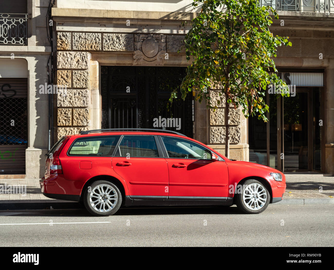 Barcelone, Espagne - Nov 12, 2017 : Rouge vieille Volvo S40 estate ...