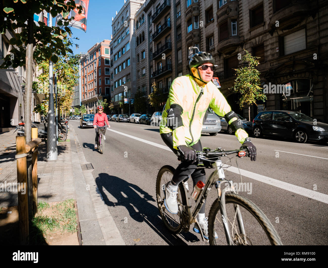Barcelone, Espagne - Nov 12, 2017 : le vélo dans le centre de Barcelone tôt le matin portant des casques Banque D'Images