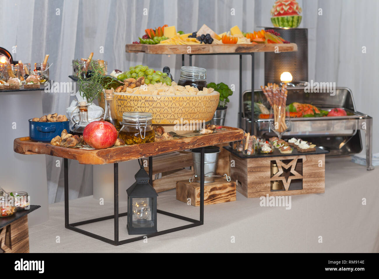 Bac buffet avec fruits frais, figues séchées et fromage "Grana Padano" à l'hôtel, petit-déjeuner buffet alimentaire restauration Banque D'Images