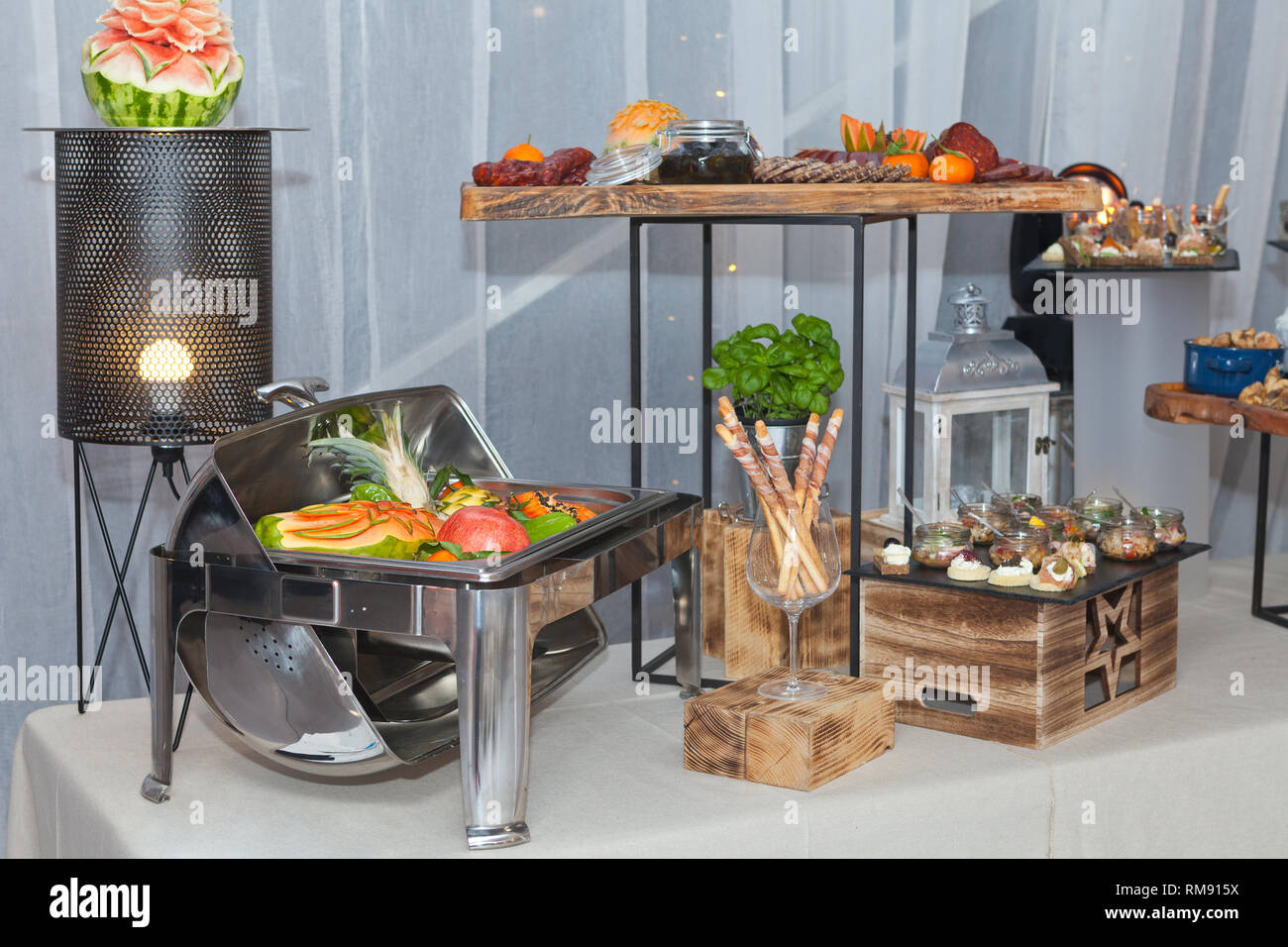 Bac buffet avec des fruits frais à l'hôtel, petit-déjeuner buffet alimentaire restauration Banque D'Images