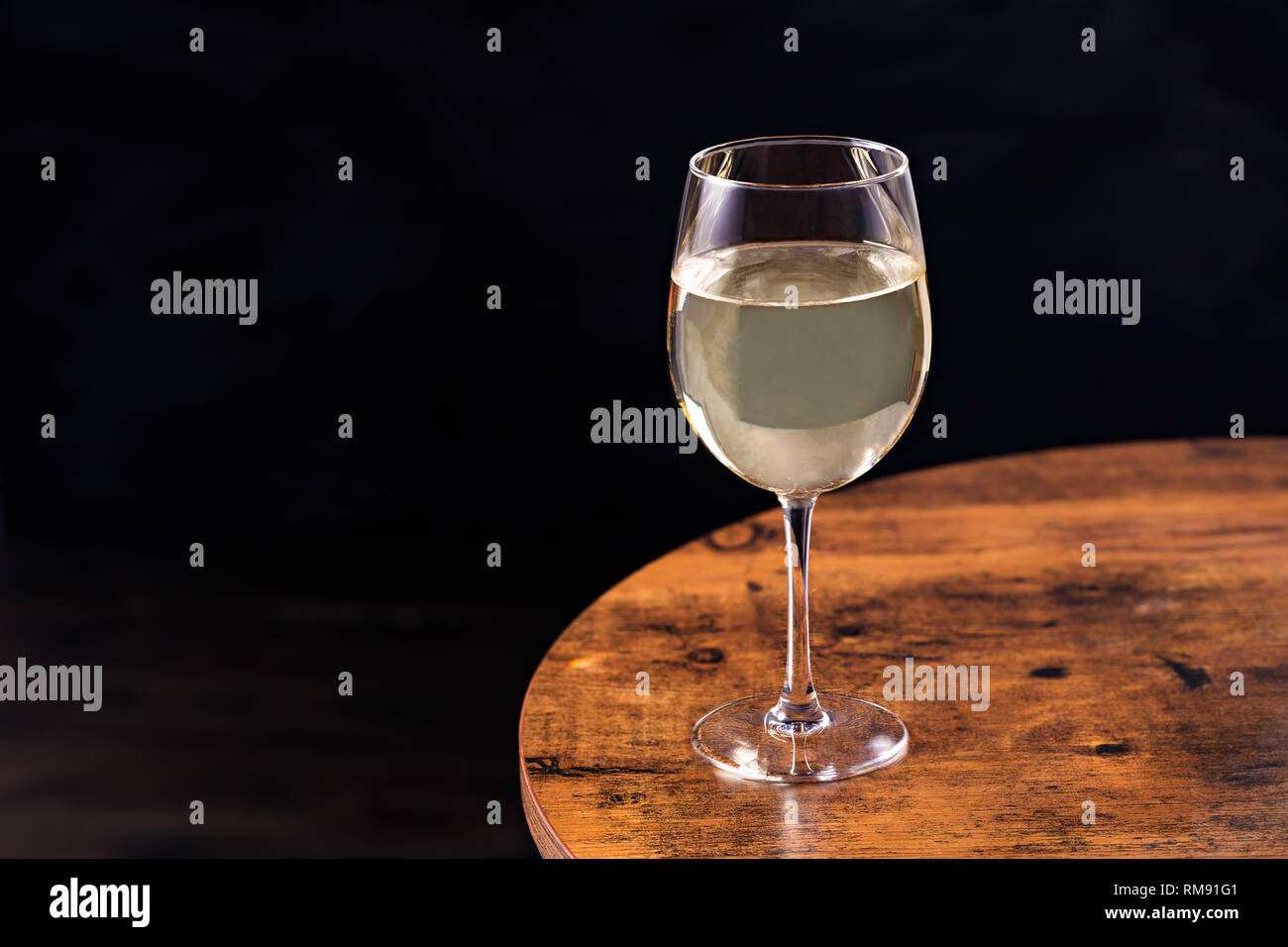 Vin blanc rafraîchissant sur une table en verre Banque D'Images
