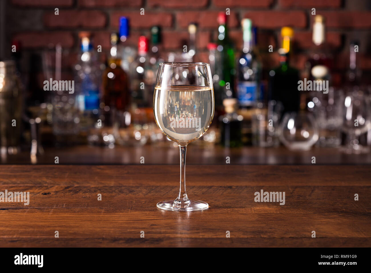 Verre de vin blanc rafraîchissant sur un bar Banque D'Images