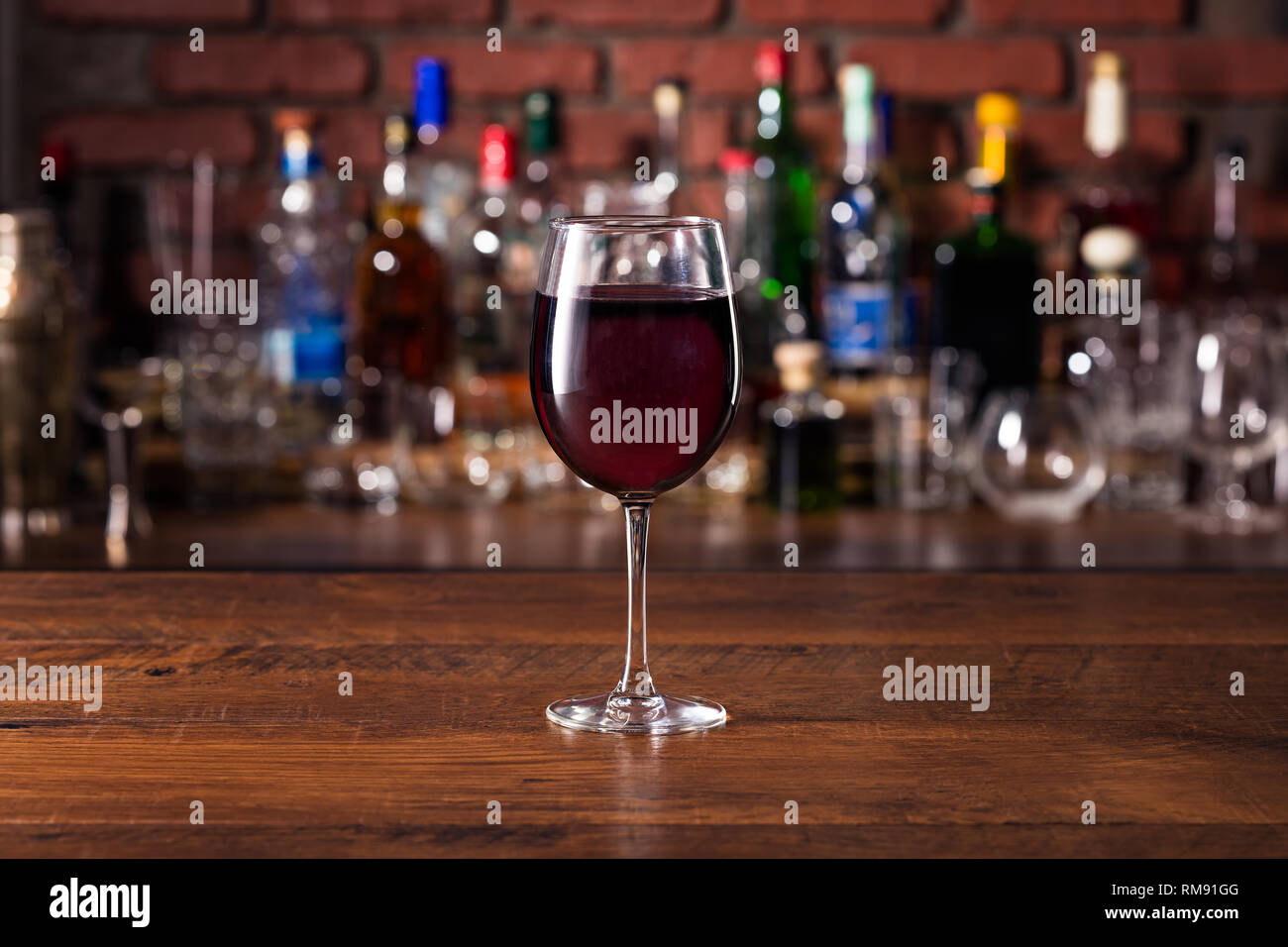 Verre à vin rouge rafraîchissante sur un bar Banque D'Images