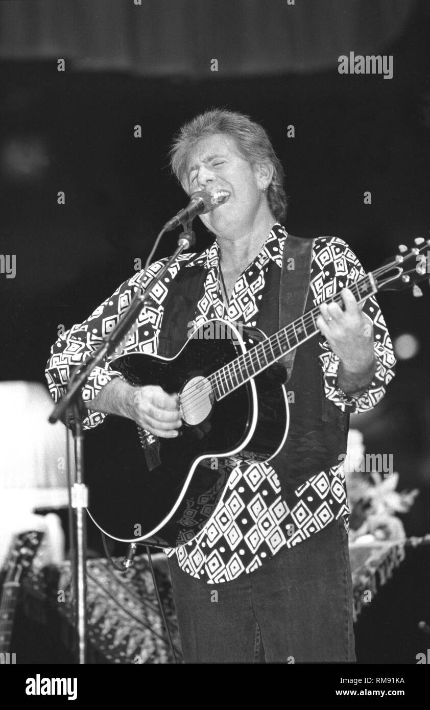 Chanteur, auteur-compositeur et guitariste Graham Nash est montré sur scène pendant un concert de CSN apparence. Banque D'Images