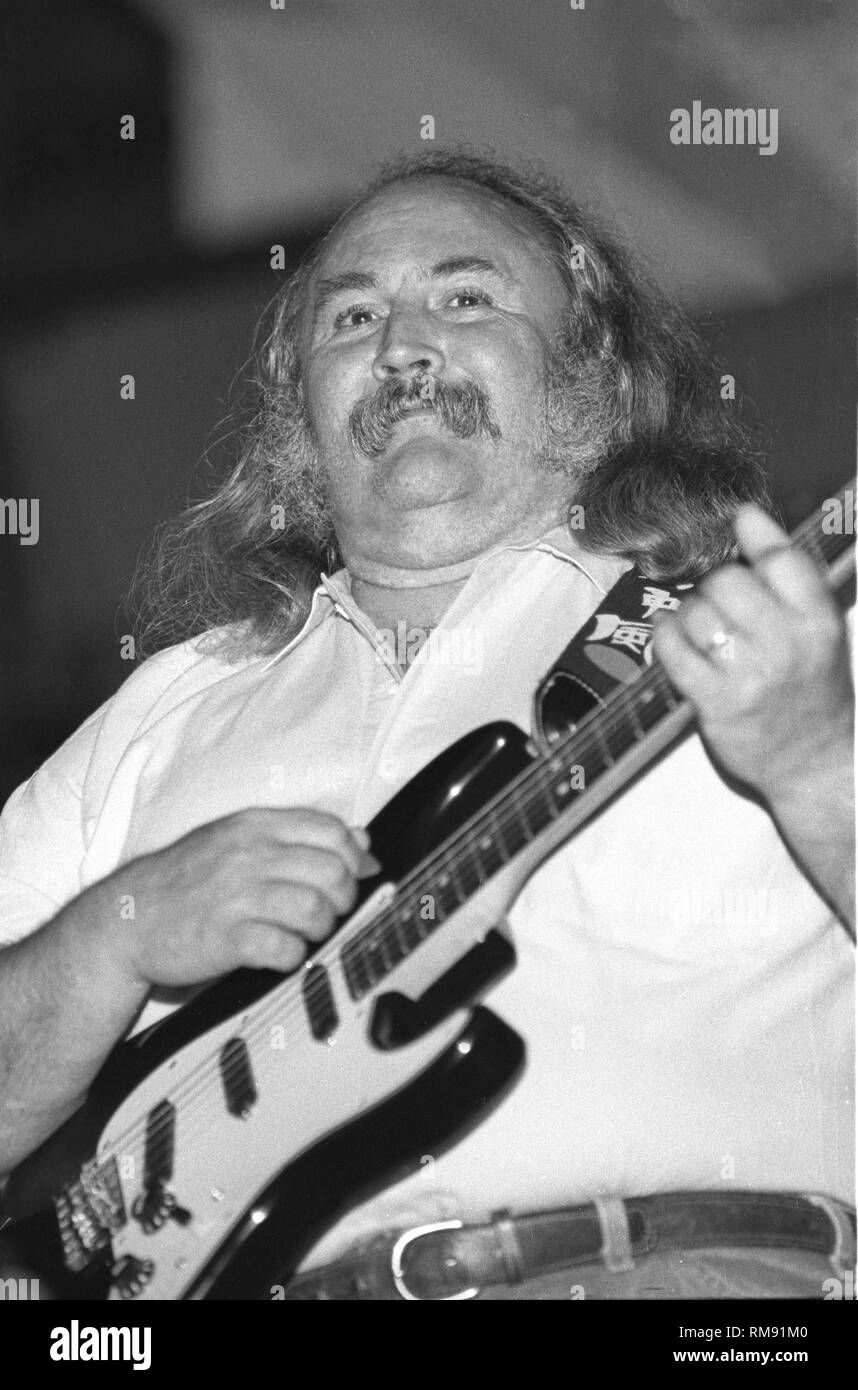 Chanteur, auteur-compositeur et guitariste David Crosby est montré sur scène pendant un concert de CSN apparence. Banque D'Images