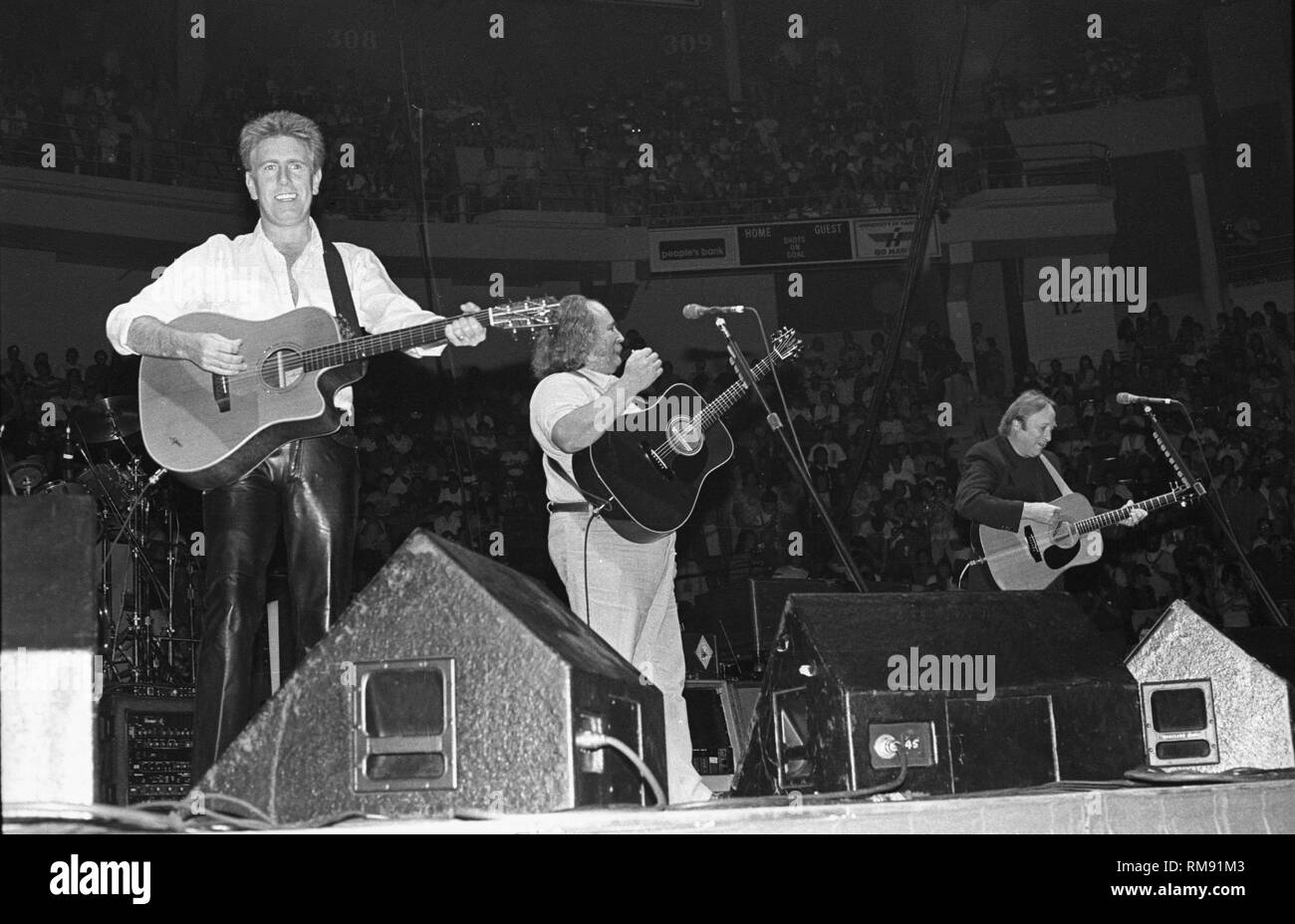 Graham Nash, David Crosby et Stephen Stills sont indiquées sous les acclamations de la foule comme ils prennent la scène pour démarrer leur concert. Banque D'Images