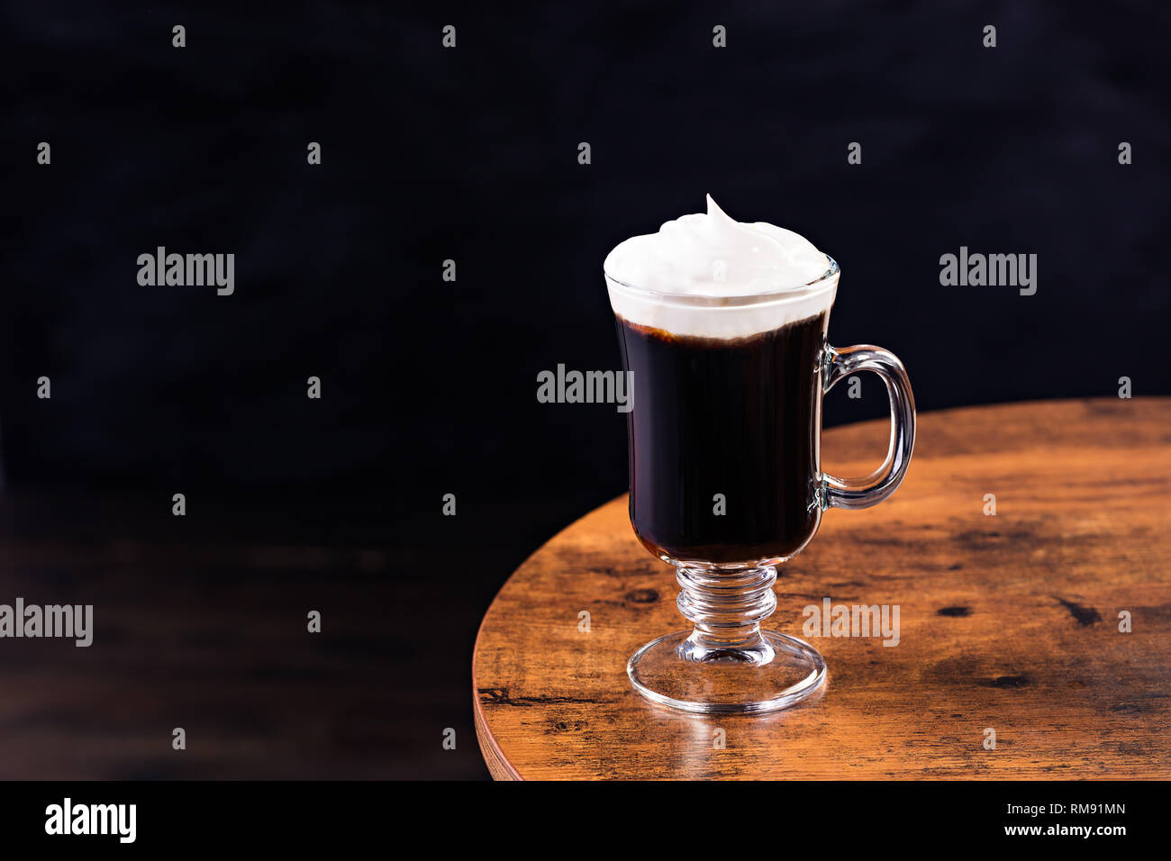 Cocktail Café irlandais Whiskey chaud sur une table Banque D'Images