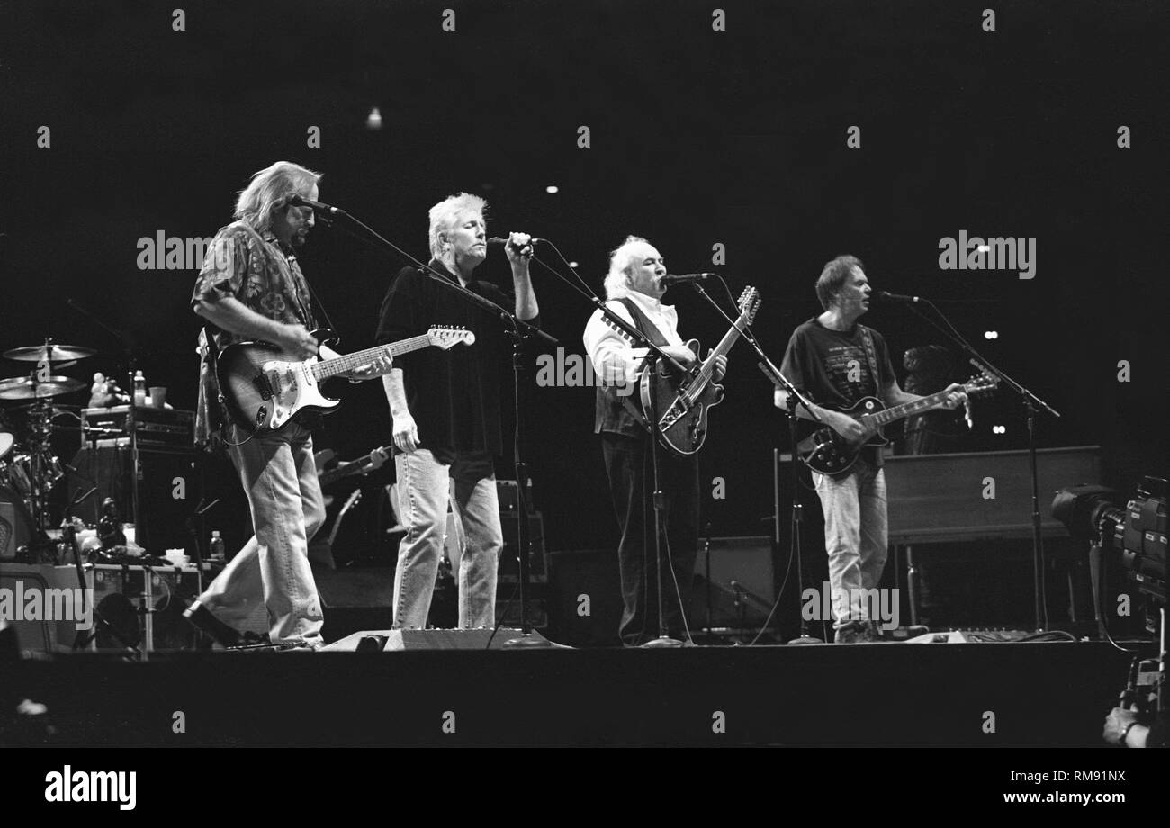 Stephen Stills, Graham Nash, Neil Young et David Crosby sont présentés sur scène pendant un concert de CSN&Y apparence. Banque D'Images