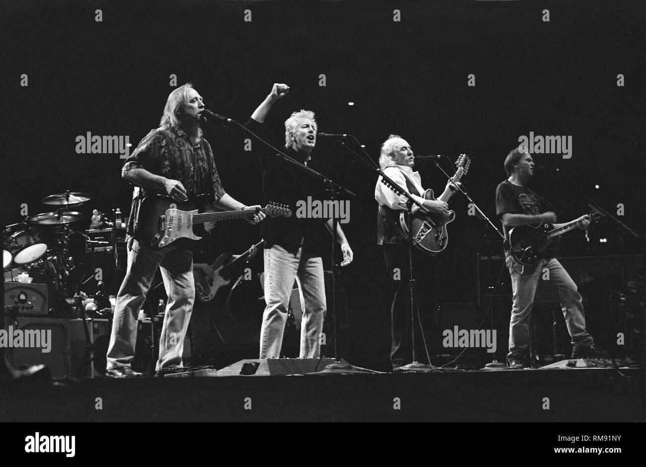 Stephen Stills, Graham Nash, Neil Young et David Crosby sont présentés sur scène pendant un concert de CSN&Y apparence. Banque D'Images