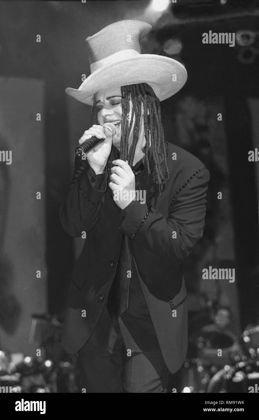 Chanteur et auteur-compositeur, Boy George (né George Alan O'Dowd) est illustré sur la scène de la scène pendant un concert 'live' apparence avec Culture Club. Banque D'Images