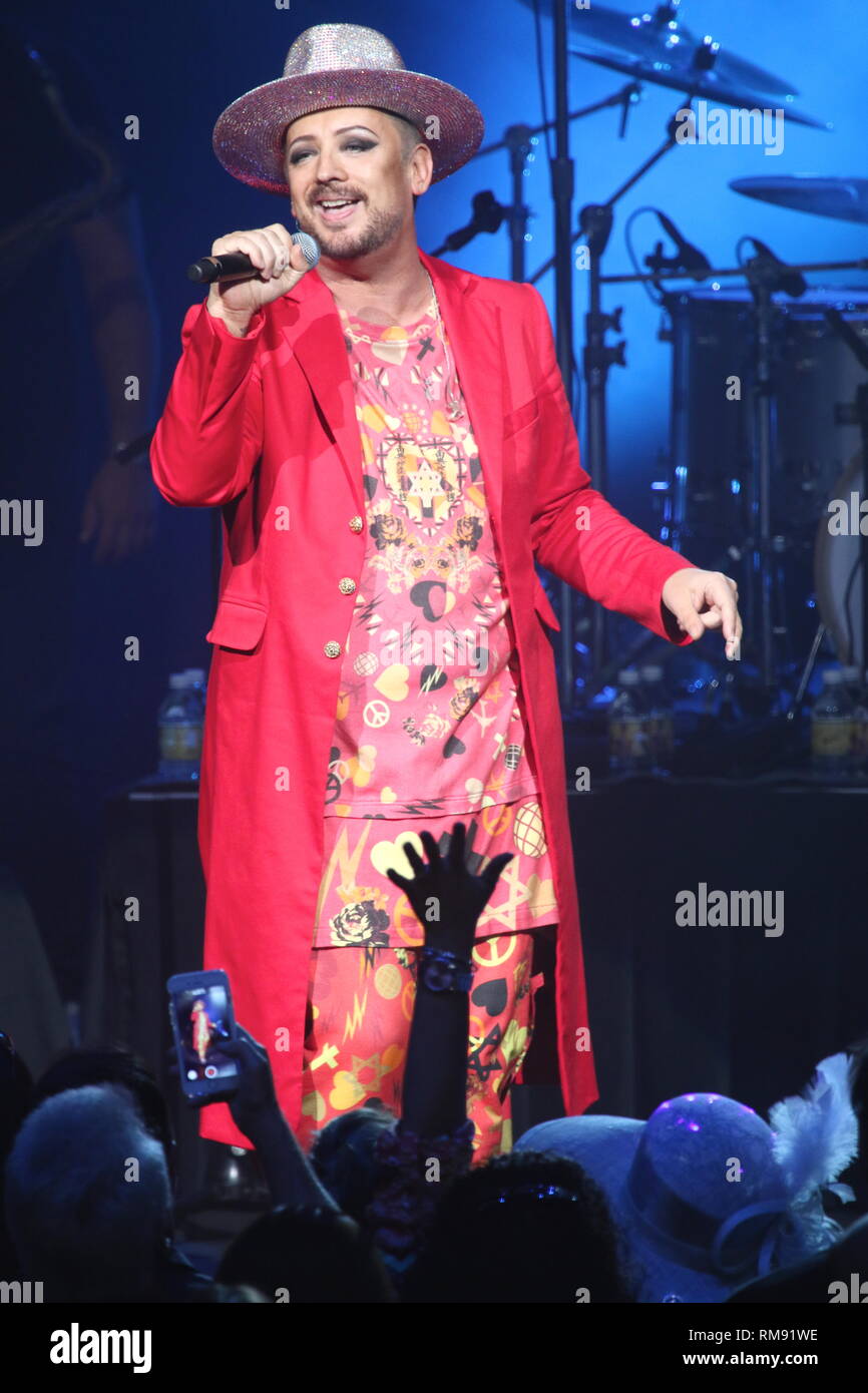 Chanteur et auteur-compositeur, Boy George (né George Alan O'Dowd) est illustré sur la scène de la scène pendant un concert 'live' apparence avec Culture Club. Banque D'Images