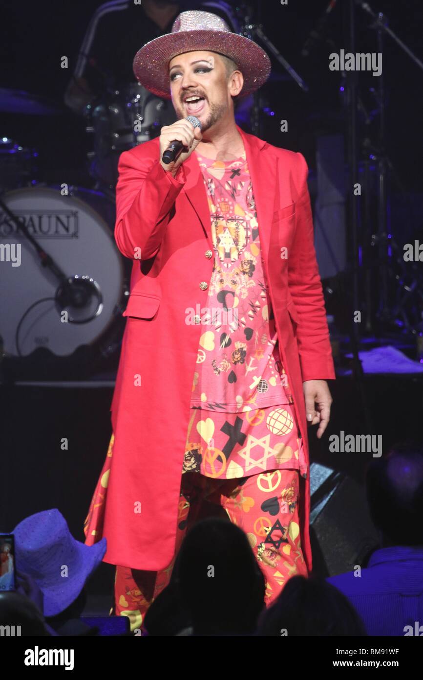 Chanteur et auteur-compositeur, Boy George (né George Alan O'Dowd) est illustré sur la scène de la scène pendant un concert 'live' apparence avec Culture Club. Banque D'Images