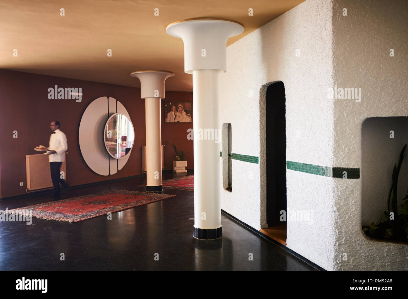 Un serveur dans le couloir de l'hôtel Firdaous Banque D'Images