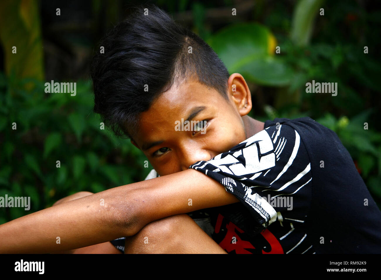 ANTIPOLO CITY, PHILIPPINES - le 25 janvier 2019 : Young Asian boy poser et montrer différentes expressions du visage. Banque D'Images