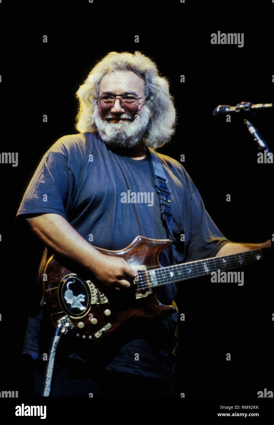 Chanteur, auteur-compositeur et guitariste Jerry Garcia du est montré sur scène pendant un concert en direct de l'apparence. Banque D'Images