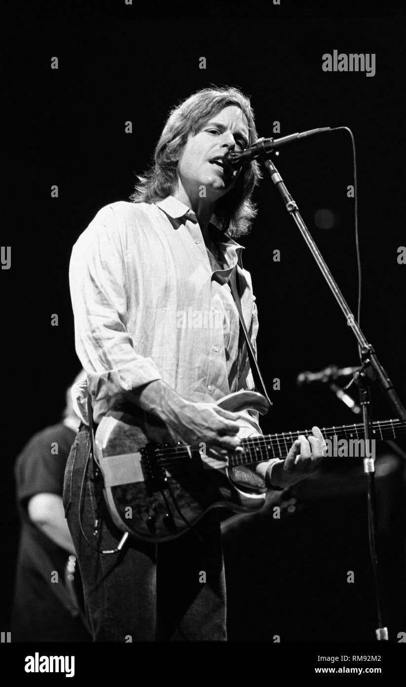 Chanteur, auteur-compositeur et guitariste Bob Weir du Grateful Dead est montré sur scène lors d'un 'live' Dead show. Banque D'Images