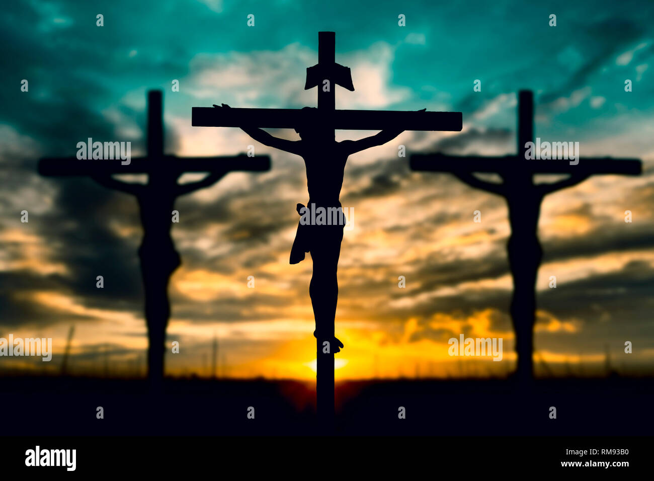 Silhouette de Jésus avec croix sur le coucher du soleil pour concept de religion, de culte, de prière et de louange. Banque D'Images