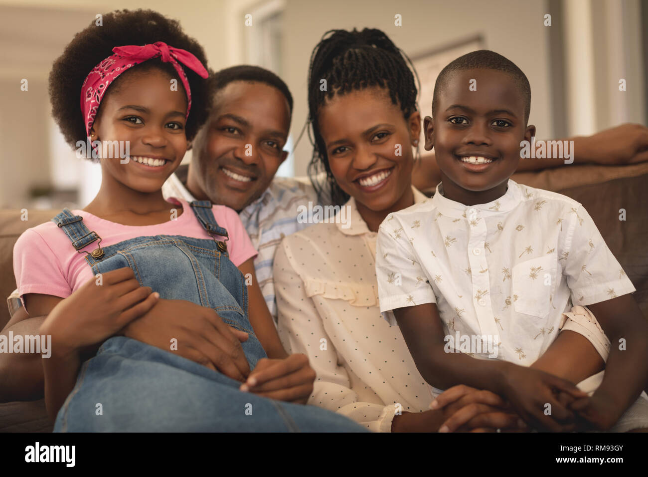 Happy African American family assis sur le canapé et looking at camera Banque D'Images