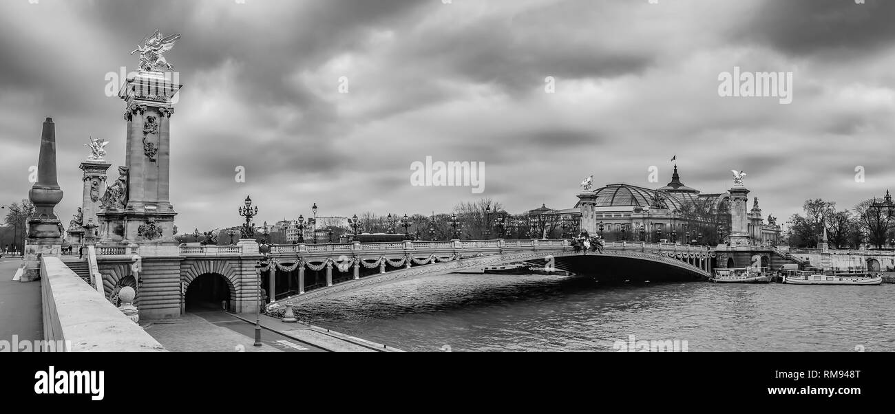Moody cityscape panorama avec le Pont Alexandre III et le pont de Seine à Paris, France dans le traitement noir et blanc Banque D'Images