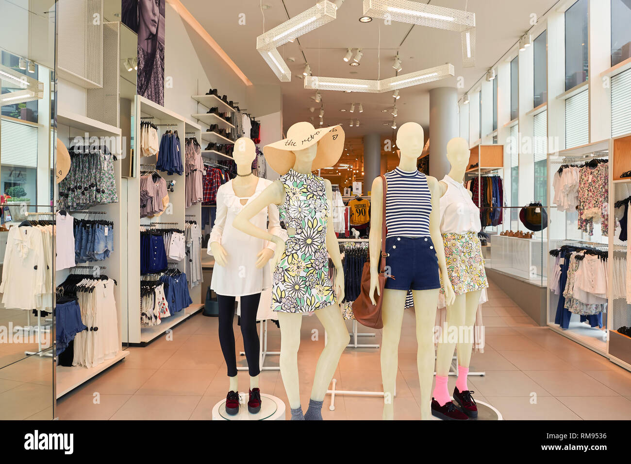 PATTAYA, THAÏLANDE - 20 février, 2016 : H et M store à Pattaya. H et M connu pour son fast-fashion, vêtements pour hommes, femmes, adolescents et enfants. Banque D'Images