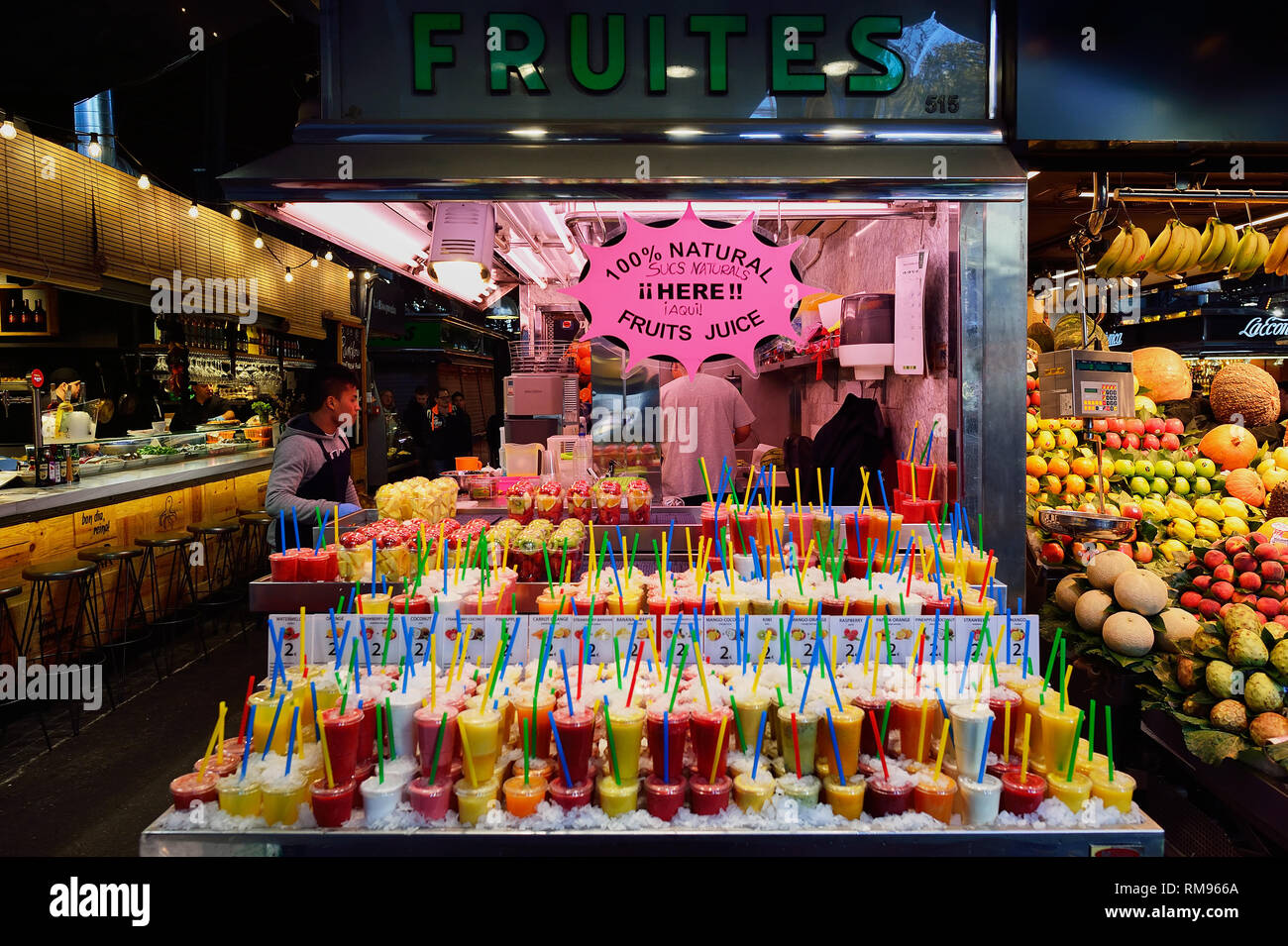 Barcelone, Espagne - 20 NOVEMBRE 2015 : jus de fruits frais à la Boqueria de Barcelone. Le Mercat de Sant Josep de la Boqueria est un grand marché public et o Banque D'Images