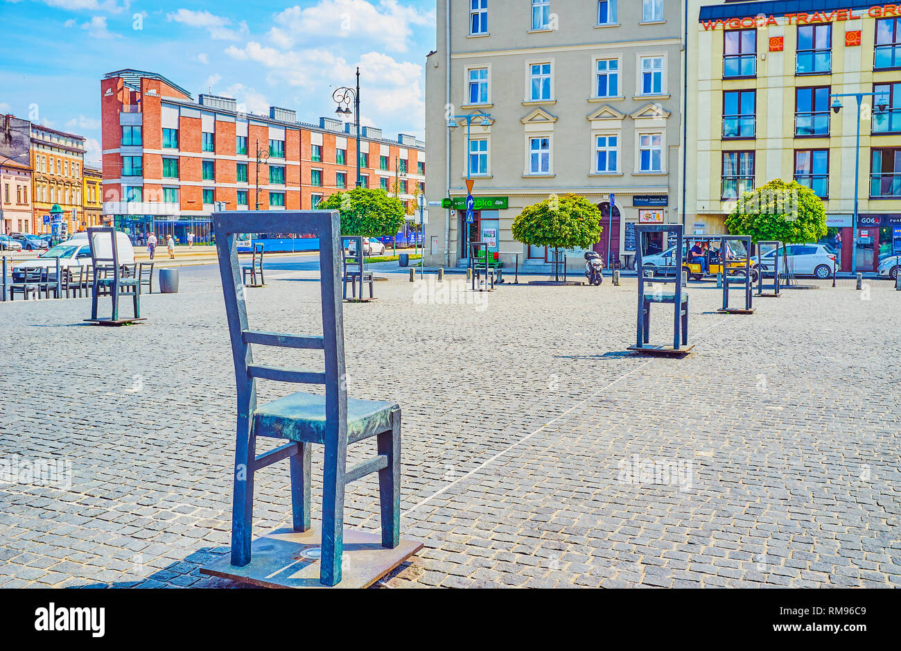 Cracovie, Pologne - 21 juin 2018 : Le monument commémoratif en forme de les chaises disposées dans la grande Place des Héros du Ghetto, le 21 juin à Cracovie Banque D'Images