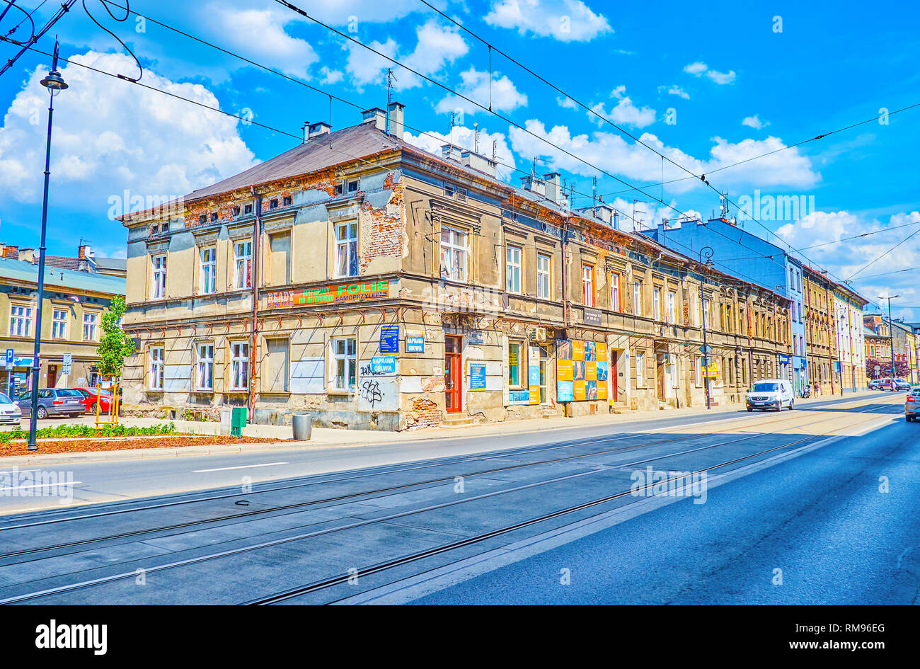 Cracovie, Pologne - 21 juin 2018 : Les édifices historiques minable sur Boleslaw Limanowski Street dans le vieux quartier de Podgorze, le 21 juin à Cracovie. Banque D'Images
