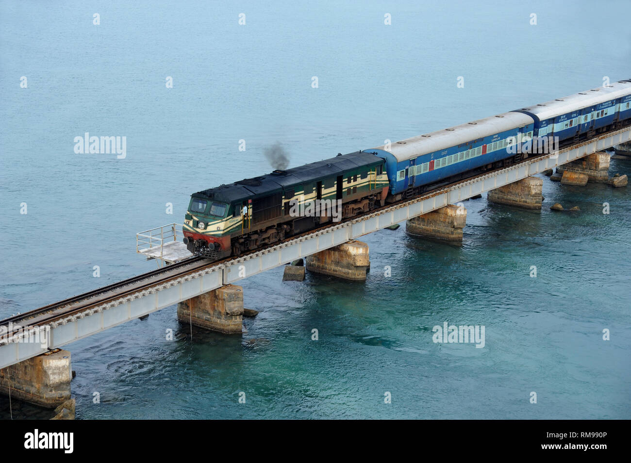 Train sur Pamban pont ferroviaire, Tamil Nadu, Inde, Asie Banque D'Images