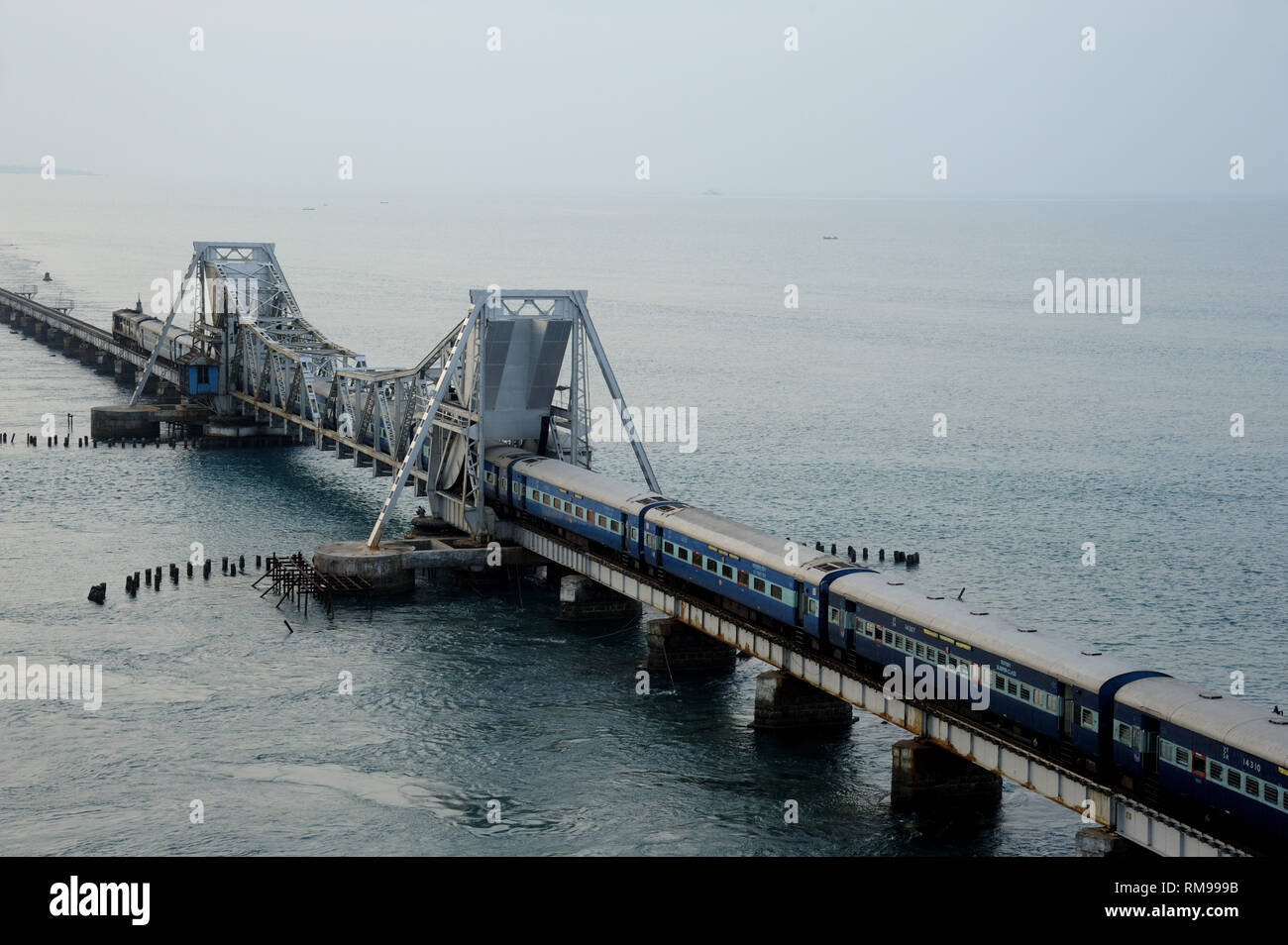 Train sur Pamban pont ferroviaire, Tamil Nadu, Inde, Asie Banque D'Images