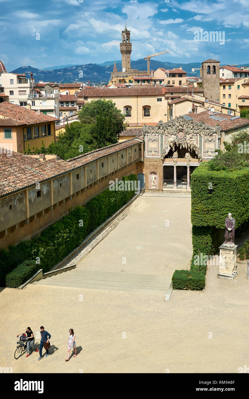 La grotte de Buontalenti vu de l'intérieur du premier étage du Palais Pitti, dans la ville de Florence, en Italie. Banque D'Images