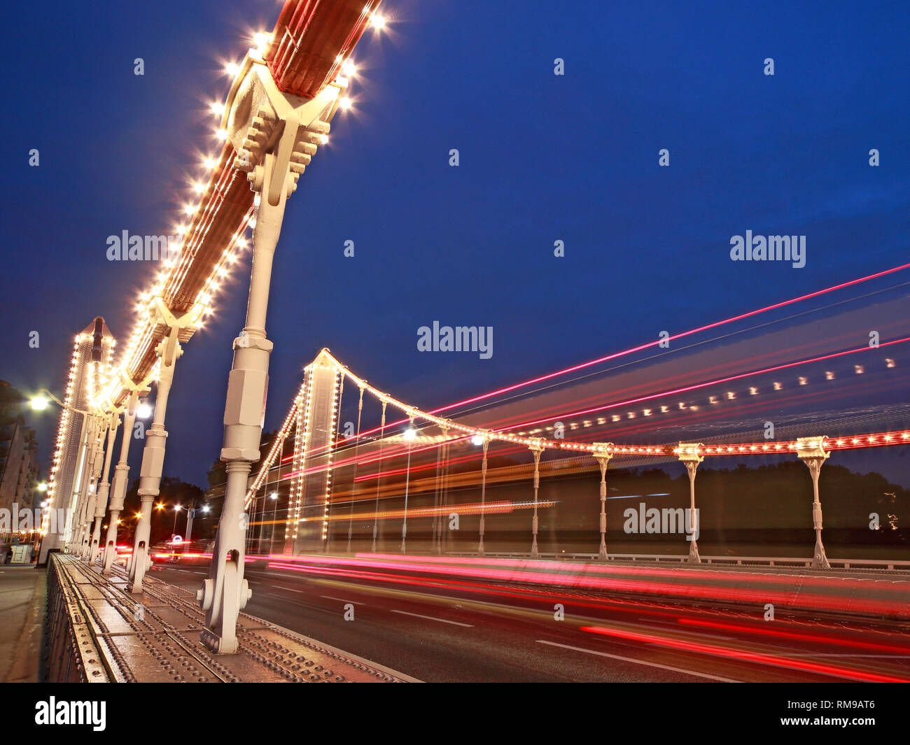 Crépuscule à Chelsea Bridge sur la Tamise, Chelsea Bridge Rd, London SW3 4SL Banque D'Images