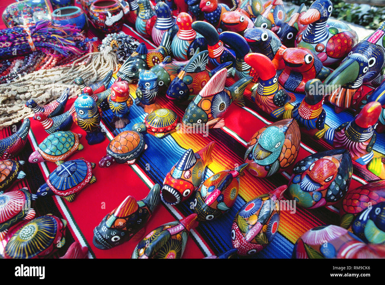 Colorful hand-céramique peinte de poissons, tortues, oiseaux, canards et autres chiffres sont populaires de souvenirs aux touristes se rendant sur l'État de Guerrero et ses arts-et-métiers marchés sur Zihuatanejo, Mexique, Amérique du Nord. Banque D'Images