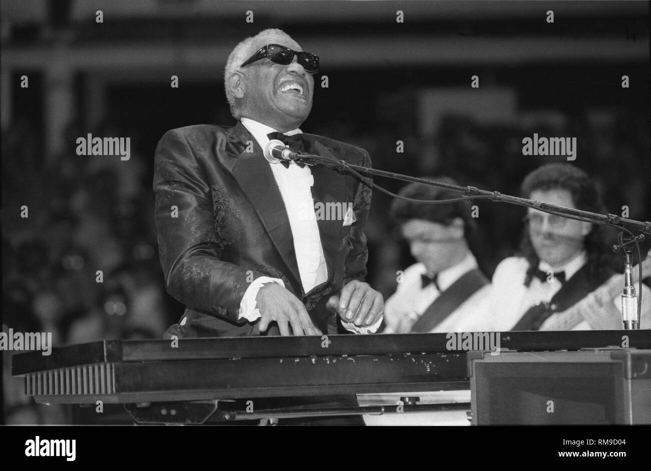 Musicien Ray Charles est montré dans l'étape de la scène pendant un concert en direct de l'apparence. Banque D'Images