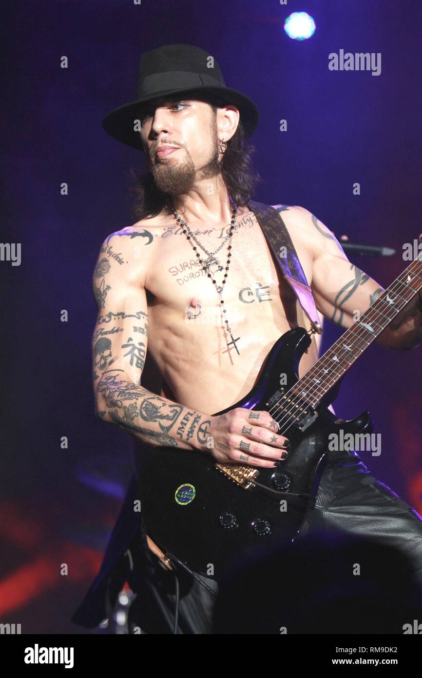 Le guitariste Dave Navarro de Jane's Addiction est montré sur scène pendant un concert en direct de l'apparence. Banque D'Images