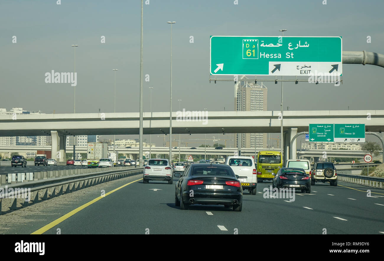 Dubaï, Émirats arabes unis - Dec 5, 2018. L'autoroute à Dubaï, Émirats arabes unis. Dubaï est la plus grande et la ville la plus peuplée de l'Emirats arabes unis (EAU). Banque D'Images