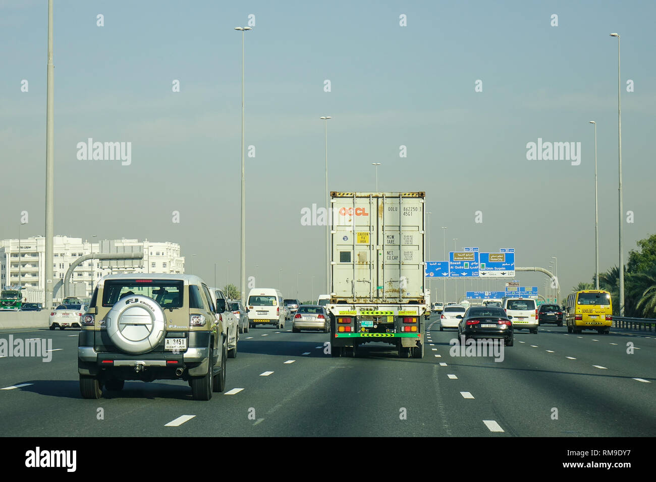 Dubaï, Émirats arabes unis - Dec 5, 2018. L'autoroute à Dubaï, Émirats arabes unis. Dubaï est la plus grande et la ville la plus peuplée de l'Emirats arabes unis (EAU). Banque D'Images