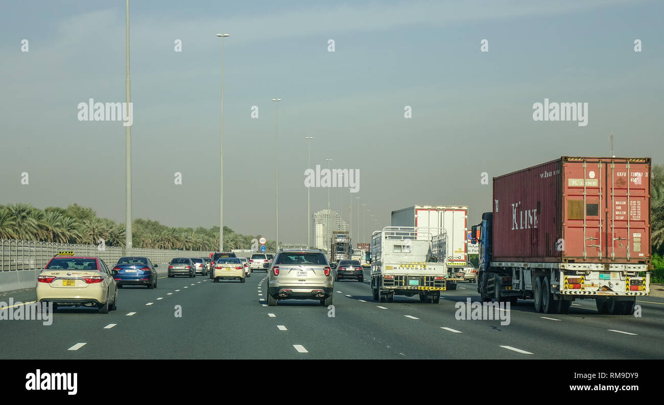 Dubaï, Émirats arabes unis - Dec 5, 2018. L'autoroute à Dubaï, Émirats arabes unis. Dubaï est la plus grande et la ville la plus peuplée de l'Emirats arabes unis (EAU). Banque D'Images