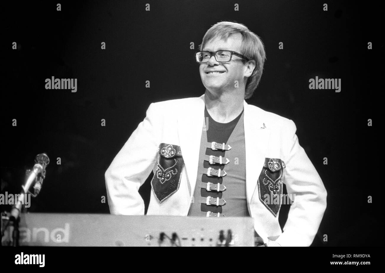 Chanteur, auteur-compositeur, pianiste et compositeur Elton John est montré sur scène pendant un concert en direct de l'apparence. Banque D'Images