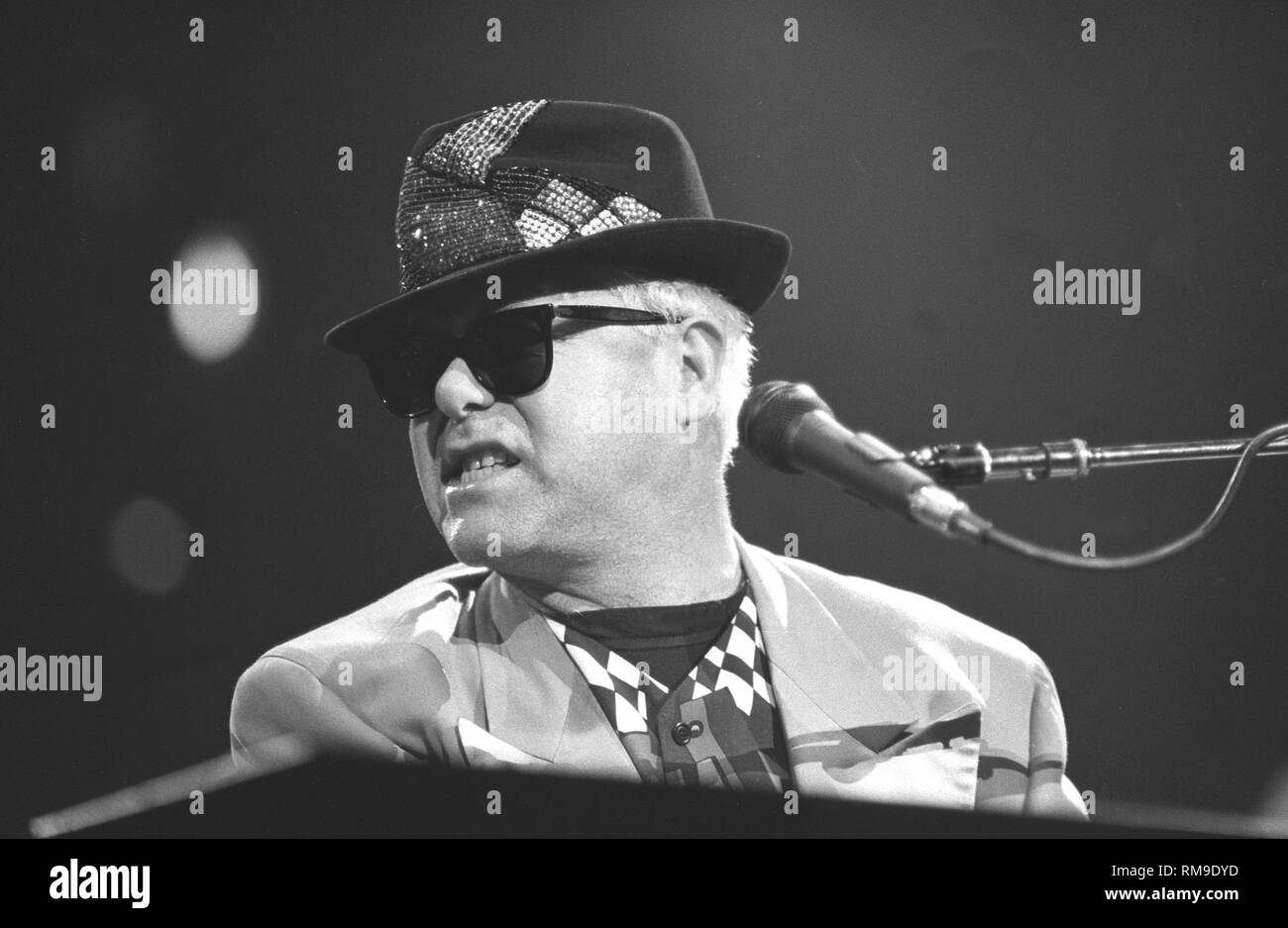 Chanteur, auteur-compositeur, pianiste et compositeur Elton John est montré sur scène pendant un concert en direct de l'apparence. Banque D'Images