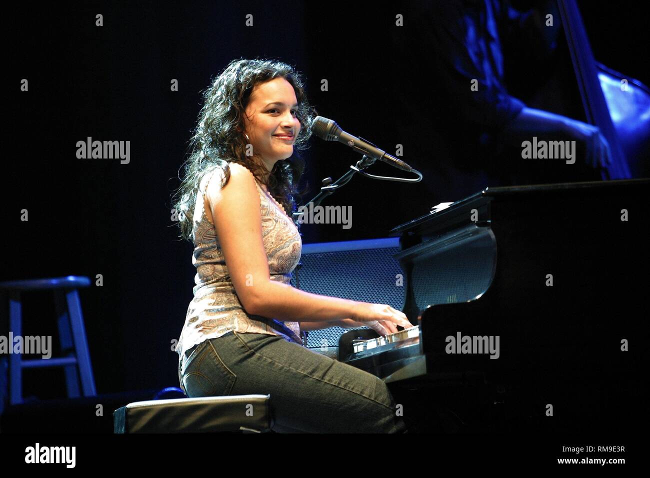 Chanteur, auteur-compositeur, pianiste, claviériste, guitariste, actrice occasionnelle et Norah Jones est montré sur scène pendant un concert en direct de l'apparence. Banque D'Images