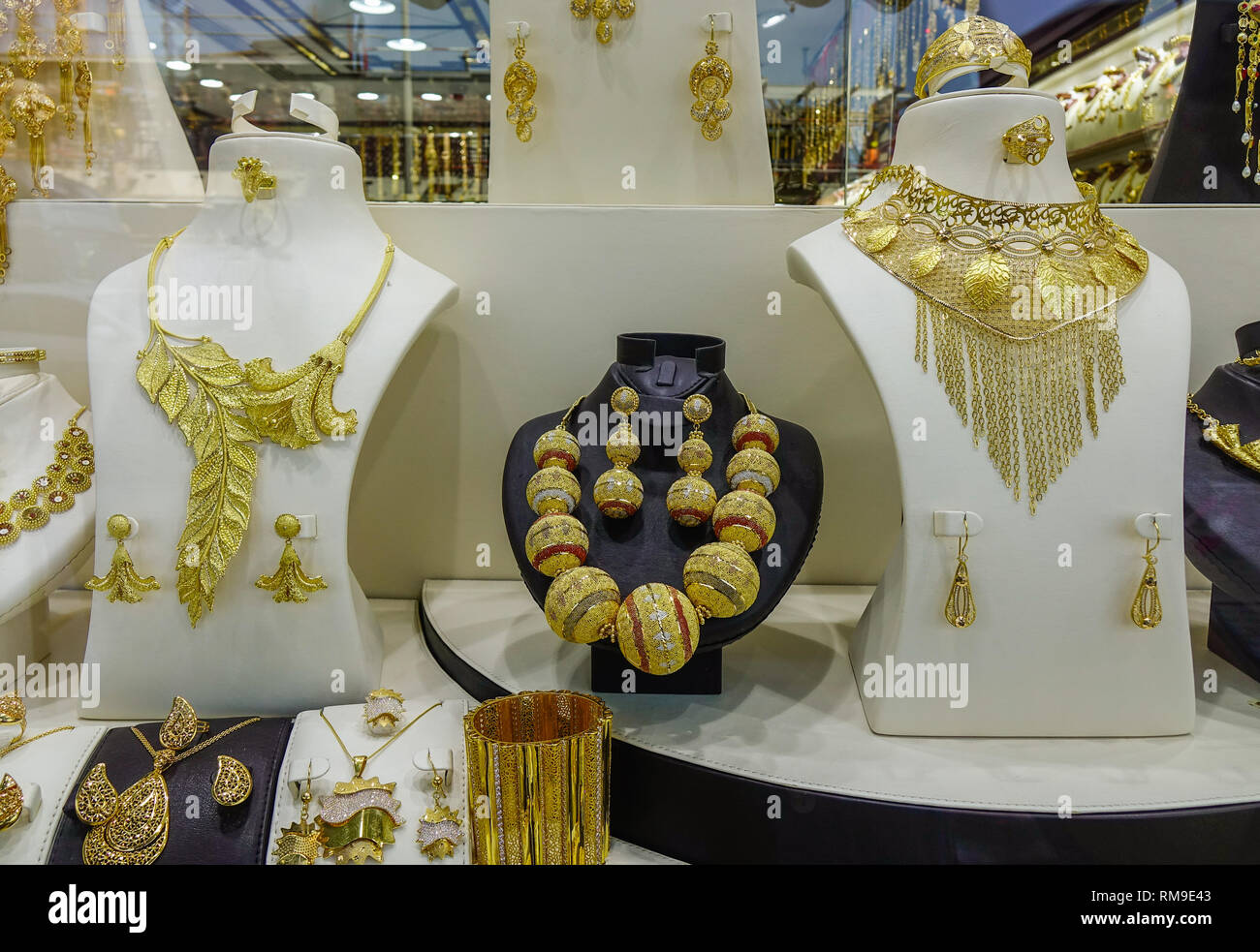 Dubaï, Émirats arabes unis - Dec 6, 2018. Bijoux en or dans la fenêtre  d'affichage d'une boutique de bijoux en or de Dubaï Bazar (souk Photo Stock  - Alamy