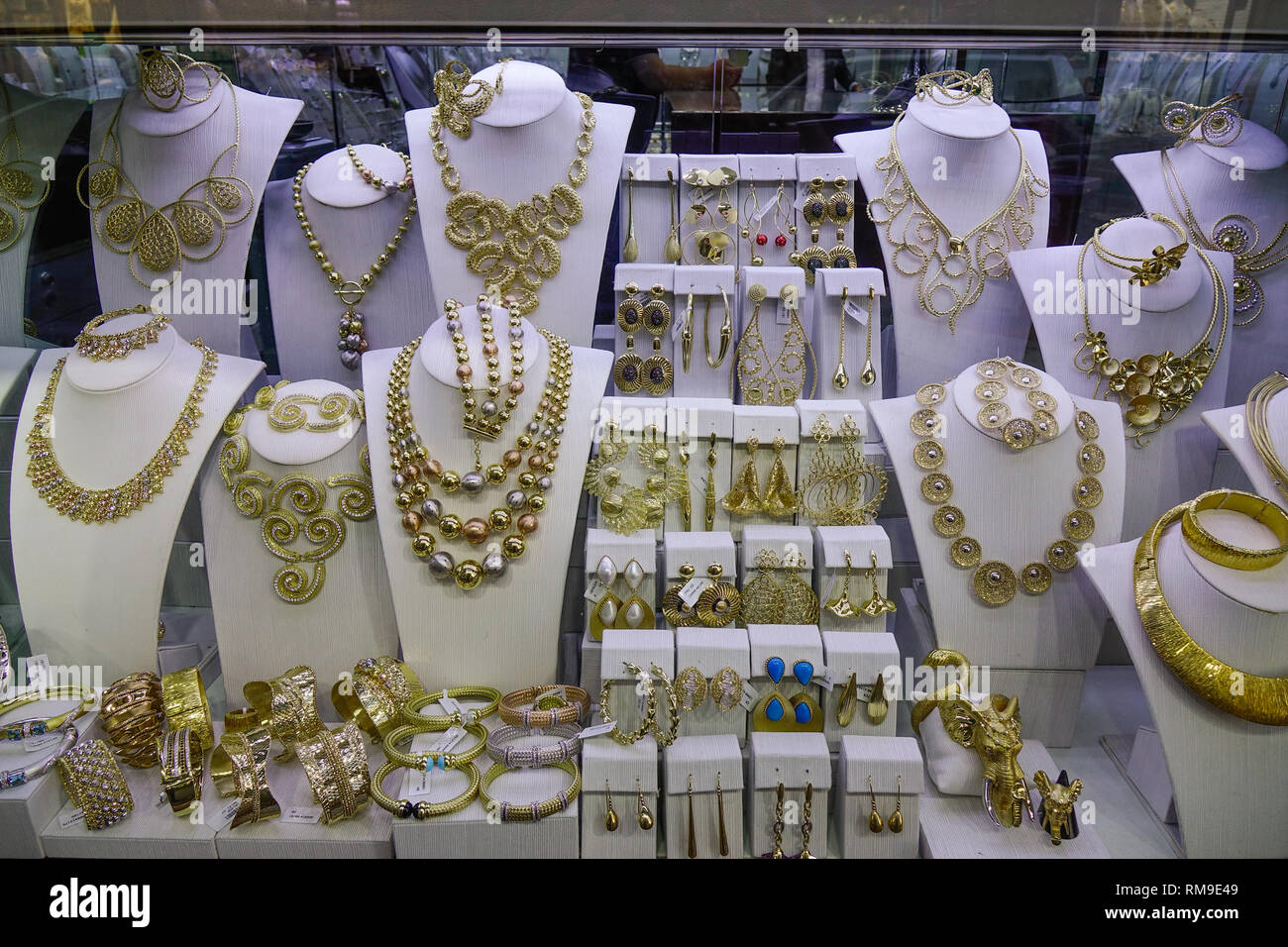 Dubaï, Émirats arabes unis Dec 6, 2018. Bijoux en or dans la fenêtre d