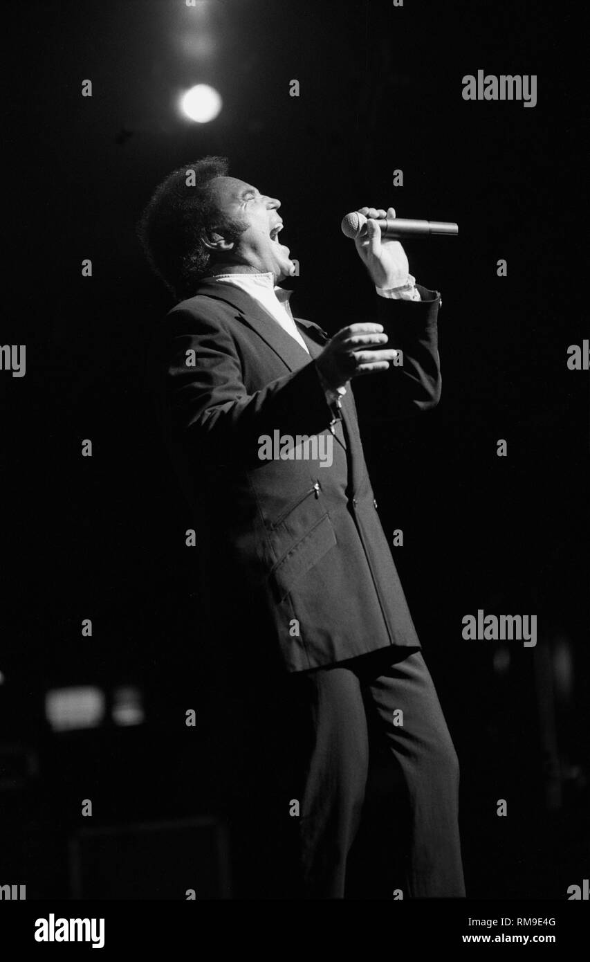 Chanteur Tom Jones est illustré sur la scène de la scène pendant un concert en direct de l'apparence. Banque D'Images