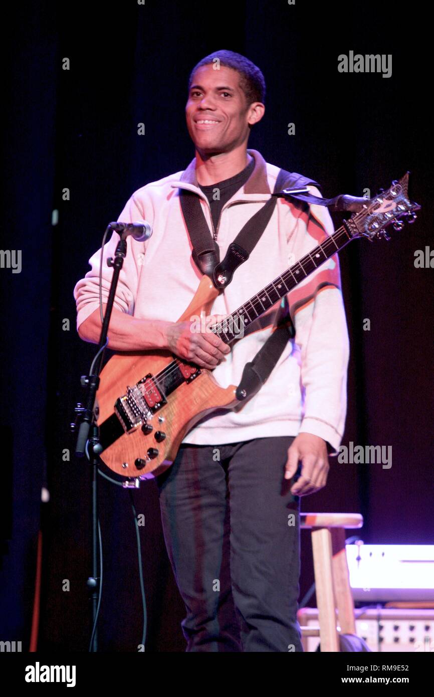 Le guitariste de jazz fusion Stanley Jordan, mieux connu pour son  développement de la technique pour jouer de la guitare, est montré sur  scène pendant un concert 'live' Photo Stock - Alamy
