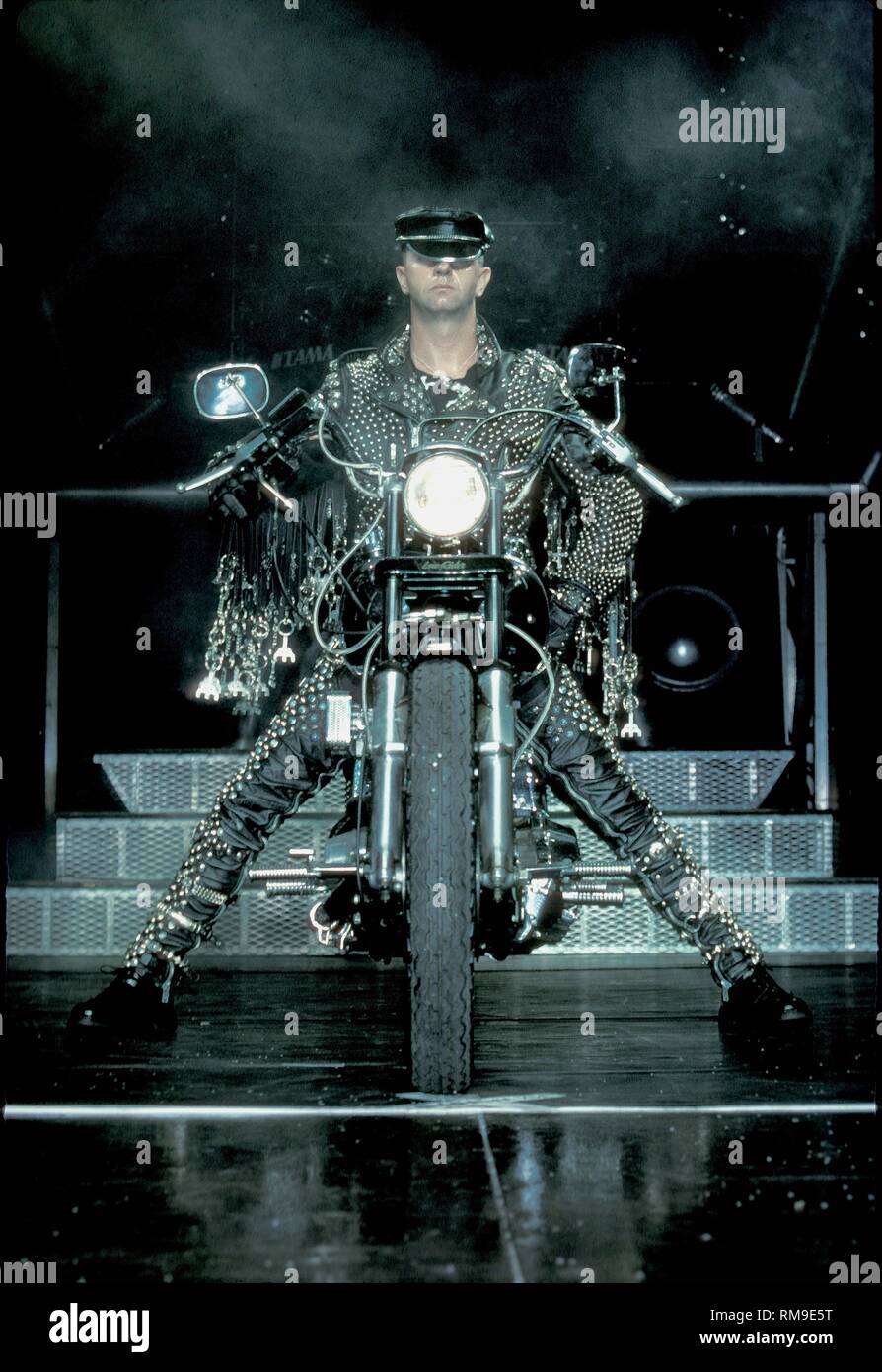 Chanteur Rob Halford du groupe de heavy metal anglais Judas Priest est montré sur scène pendant un concert en direct de l'apparence. Banque D'Images