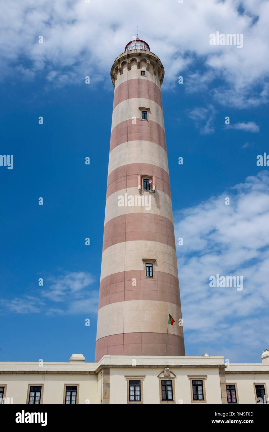 Le phare d'Aveiro, situé à Praia da Barra, district d'Aveiro, Portugal Banque D'Images