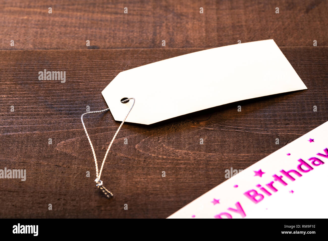Plaine, white gift tag ou étiquette avec cordon métallique. Banque D'Images