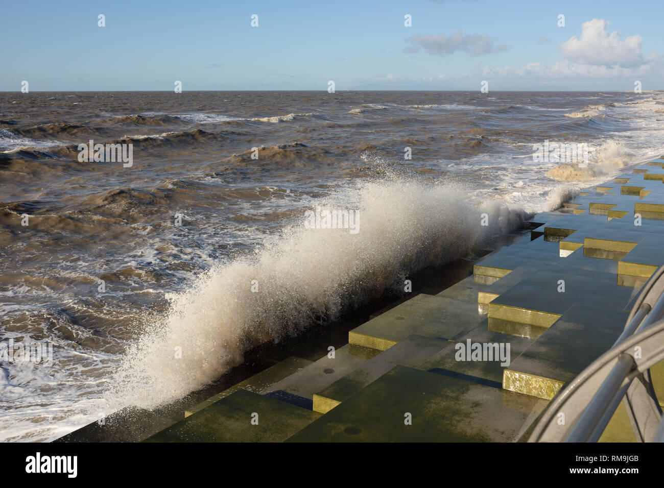 Le franchissement des vagues dans des unités concrètes wavebreaker mer pendant les tempêtes et les vents violents, anchorsholme plan de défense de la côte sur la côte de fylde uk Banque D'Images